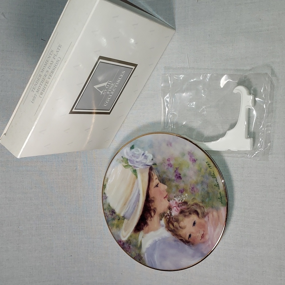 Vintage 1997 Avon Mother's Day Plate in Original Box